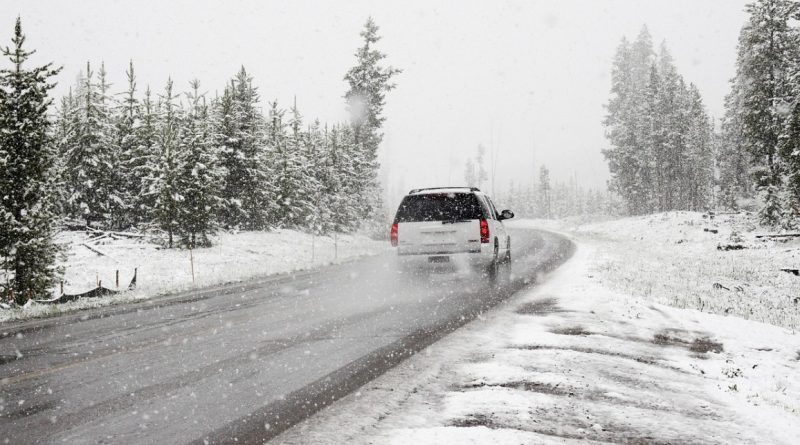Žiemą vairuotojai susiduria su sniegu, matomumą bloginančiomis pūgomis ir slidžia kelio danga.
